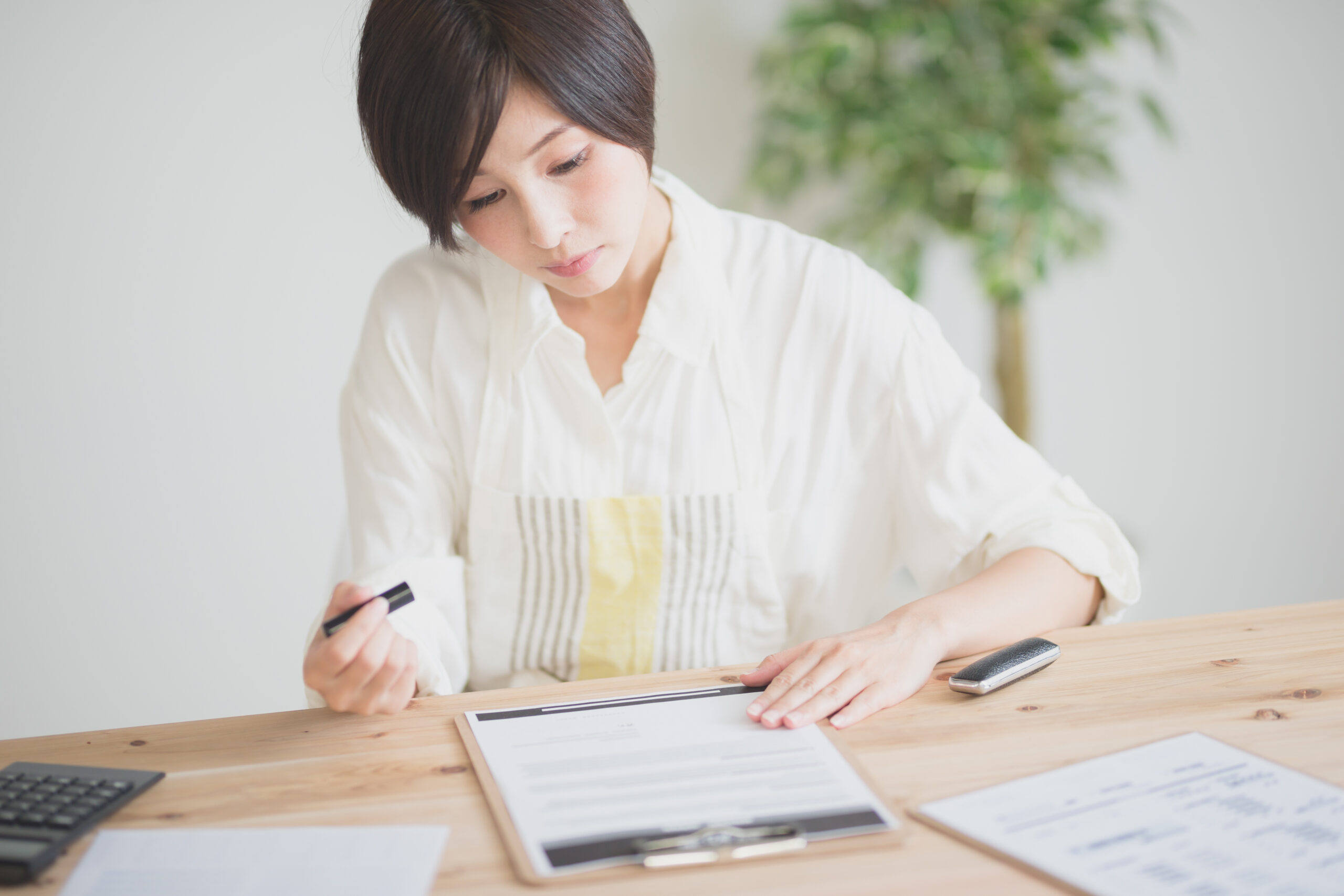 申請書類を書いている女性