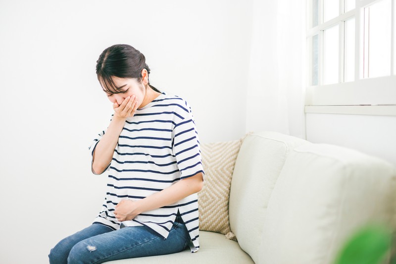 つわりに悩む妊婦のイメージ